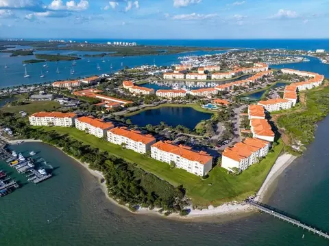 27 Harbour Isle Dr W #305, Fort Pierce, FL 34949