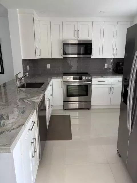 424 SE 10th St #203, Dania Beach, FL 33004