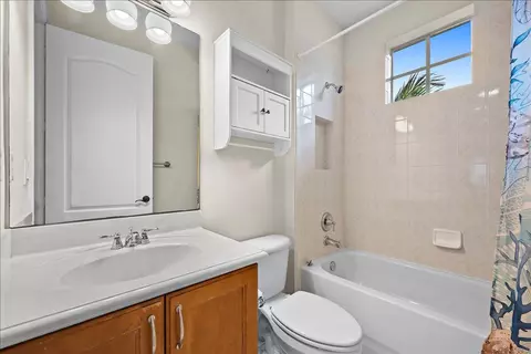 Bath - 133 Sugarberry Dr, Jupiter, FL 33458 photo 3 of 4