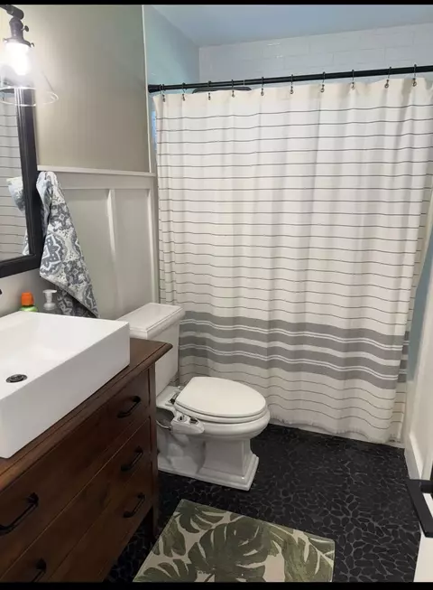 Bath - 20 E Windsor Rd E, Jupiter, FL 33469 photo 2 of 2