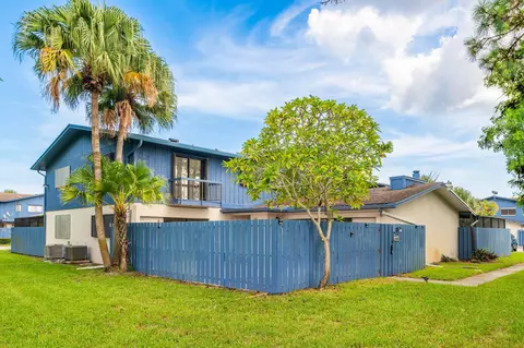 4643 Holly Lake Dr, Lake Worth, FL 33463