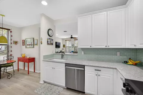 Kitchen - 4345 Parkside Dr, Jupiter, FL 33458 photo 4 of 9