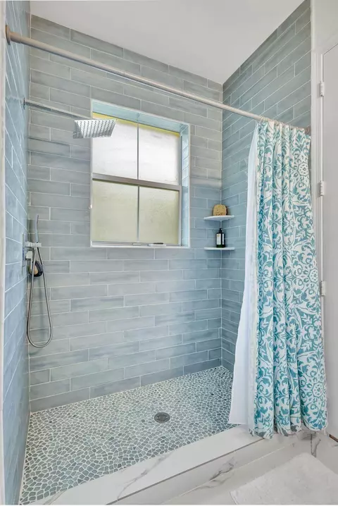Bath - 4345 Parkside Dr, Jupiter, FL 33458 photo 3 of 7