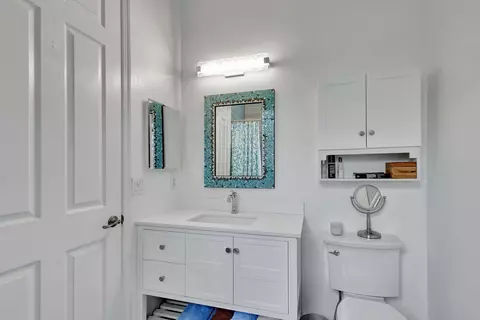 Bath - 4345 Parkside Dr, Jupiter, FL 33458 photo 4 of 7