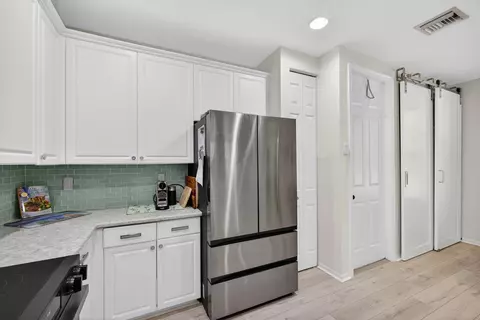 Kitchen - 4345 Parkside Dr, Jupiter, FL 33458 photo 3 of 9