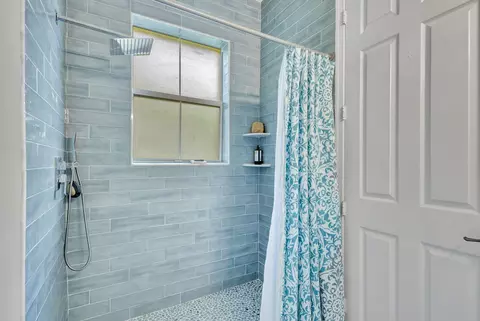 Bath - 4345 Parkside Dr, Jupiter, FL 33458 photo 2 of 7