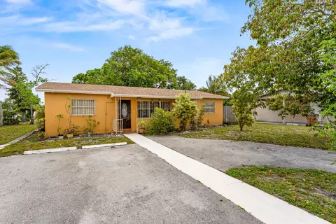 610 SW 10th Ct, Deerfield Beach, FL 33441