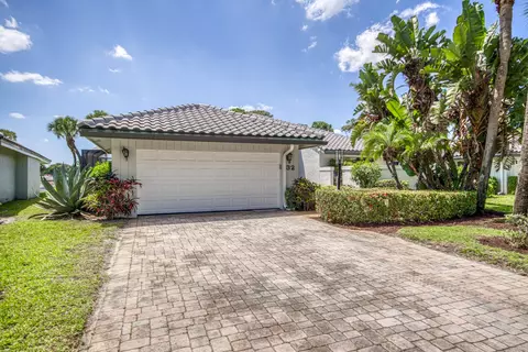 32 Glens Dr E, Boynton Beach, FL 33436