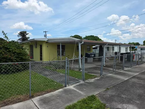 Exterior - 6495 W 2nd Ct, Hialeah, FL 33012 photo 4 of 5
