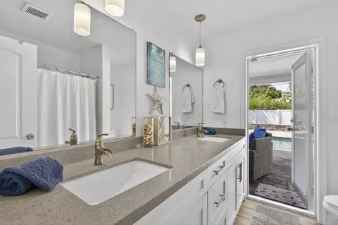Bath - 2231 NE 34th St, Lighthouse Point, FL 33064 photo 1 of 2