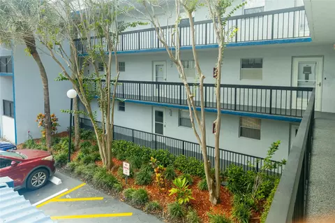 3140 Holiday Springs Blvd #9-210, Margate, FL 33063