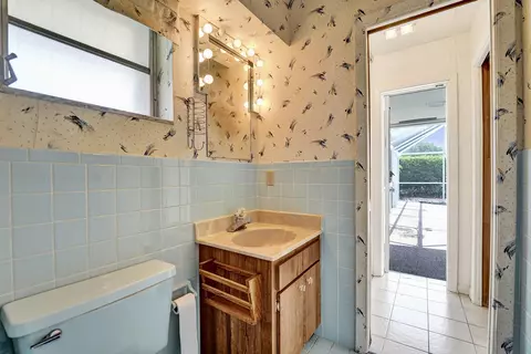 Bath - 4200 Buchanan St, Hollywood, FL 33021 photo 4 of 4