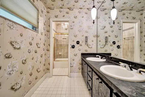 Bath - 4200 Buchanan St, Hollywood, FL 33021 photo 2 of 4