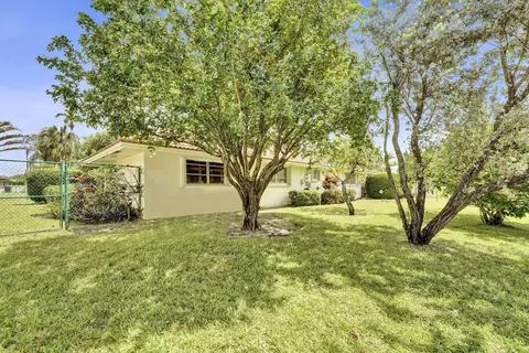 Exterior - 4200 Buchanan St, Hollywood, FL 33021 photo 7 of 9