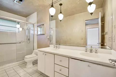 Bath - 4200 Buchanan St, Hollywood, FL 33021 photo 1 of 4