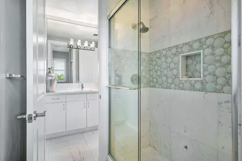 Bath - 17511 Cadena Dr, Boca Raton, FL 33496 photo 5 of 10