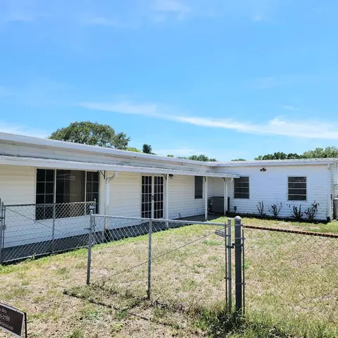 1096 8th St, Okeechobee, FL 34974