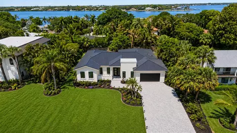11 Middle Rd, Sewalls Point, FL 34996