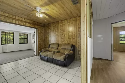 Living - 536 SE 16th Ave, Okeechobee, FL 34974 photo 4 of 5