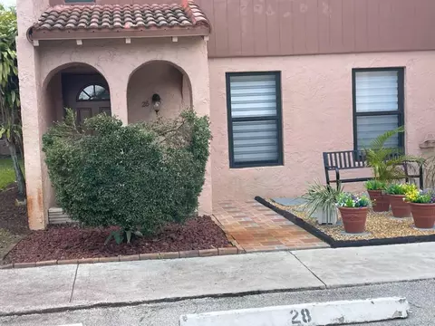28 Madrid Ln, Davie, FL 33324
