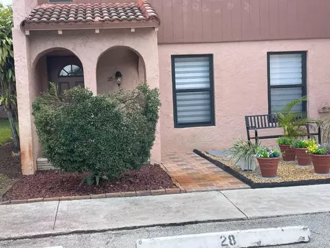 28 Madrid Ln, Davie, FL 33324