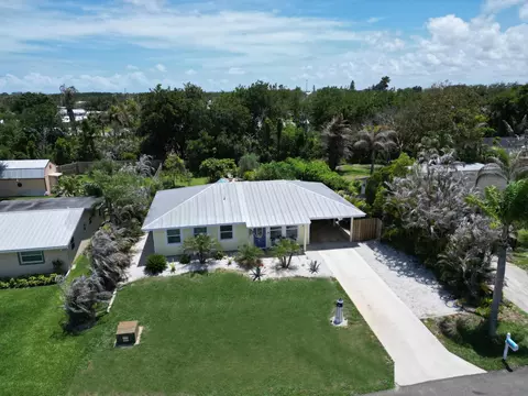 8704 SE Jardin St, Hobe Sound, FL 33455