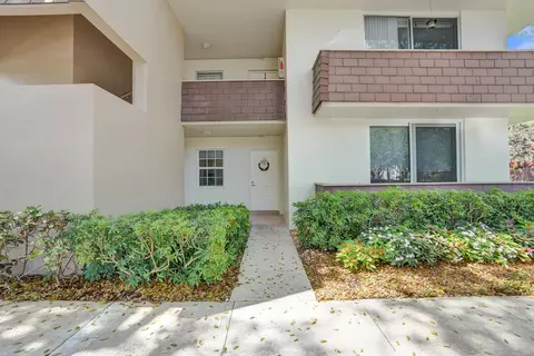 3621 Oaks Clubhouse Dr #101, Pompano Beach, FL 33069