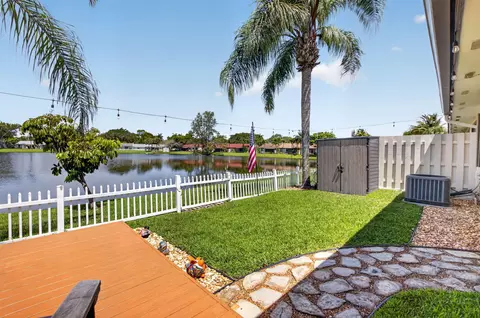 43 Mayfair Ln, Boynton Beach, FL 33426