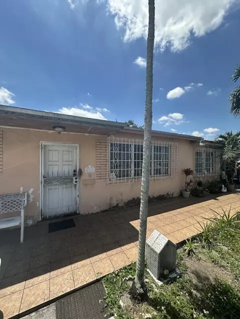 662 W 44th Pl, Hialeah, FL 33012
