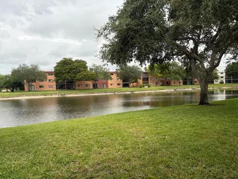 5550 Witney Dr #102, Delray Beach, FL 33484
