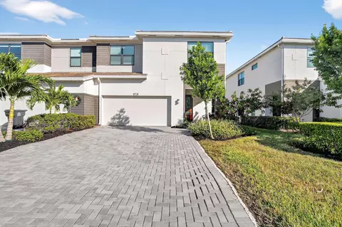 8731 Antarus Dr, Lake Worth, FL 33467