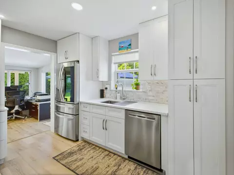 Kitchen - 2020 NE 26th St, Lighthouse Point, FL 33064 photo 5 of 7