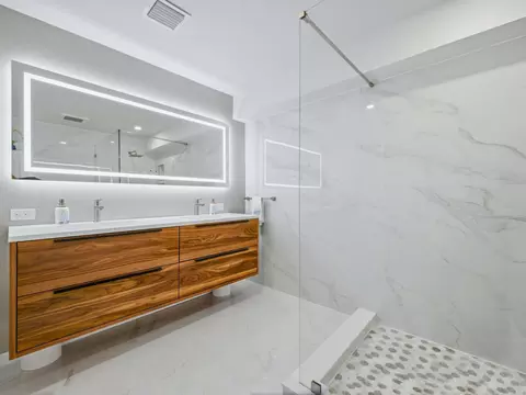 Bath - 2020 NE 26th St, Lighthouse Point, FL 33064 photo 4 of 5