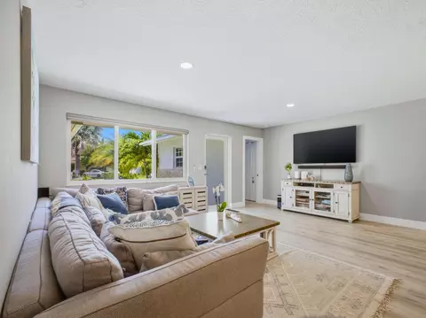Living - 2020 NE 26th St, Lighthouse Point, FL 33064 photo 4 of 5
