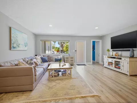 Living - 2020 NE 26th St, Lighthouse Point, FL 33064 photo 3 of 5