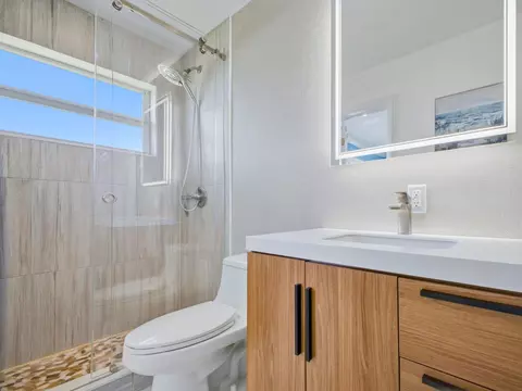 Bath - 2020 NE 26th St, Lighthouse Point, FL 33064 photo 3 of 5