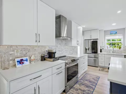 Kitchen - 2020 NE 26th St, Lighthouse Point, FL 33064 photo 4 of 7