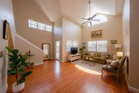 Living - 4334 Us-441, Okeechobee, FL 34974 photo 2 of 4
