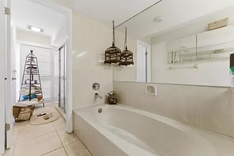 Bath - 5370 SE Merion Way, Stuart, FL 34997 photo 2 of 3