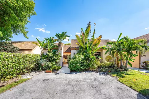 5202 Tarregon Ln, Palm Beach Gardens, FL 33418