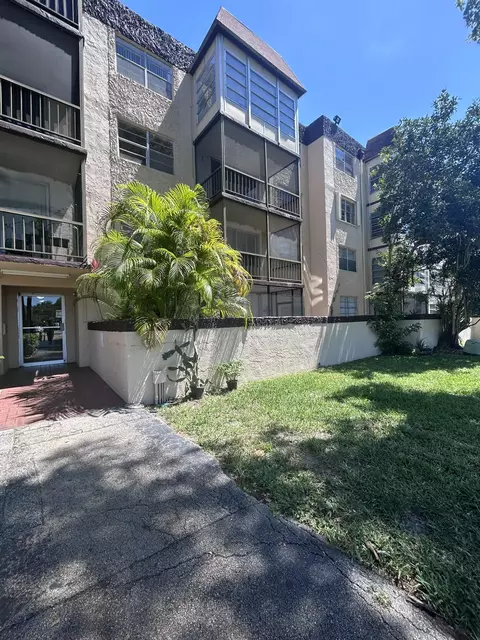 7300 NW 17th St #402, Plantation, FL 33313