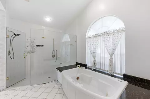 Bath - 1960 SE 9th Ave, Okeechobee, FL 34974 photo 4 of 6
