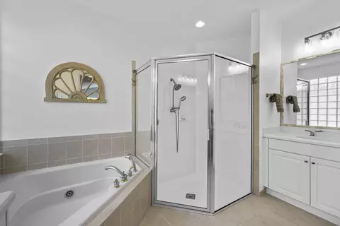 Bath - 5040 SE Graham Dr, Stuart, FL 34997 photo 2 of 4