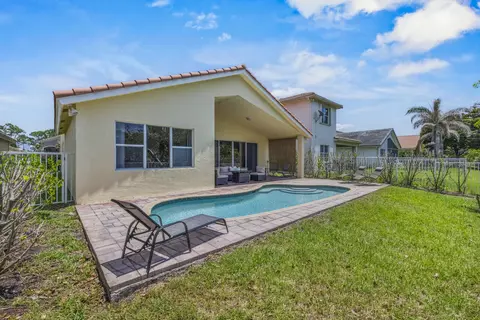 Exterior - 5040 SE Graham Dr, Stuart, FL 34997 photo 6 of 8