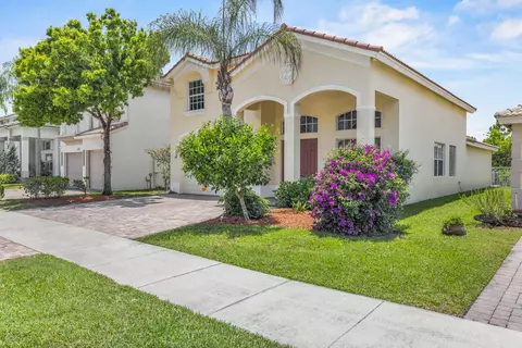 Exterior - 5040 SE Graham Dr, Stuart, FL 34997 photo 3 of 8