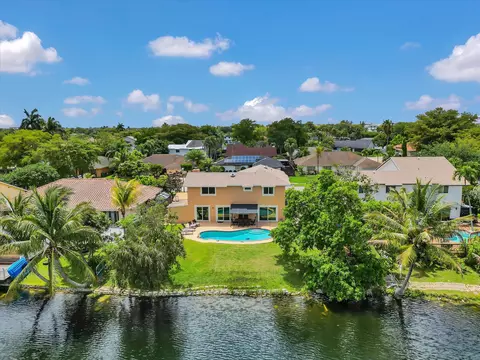 621 SW 98th Ter, Pembroke Pines, FL 33025