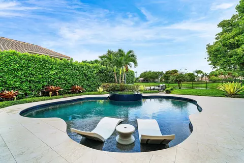 21 Somerset Dr, Palm Beach Gardens, FL 33418