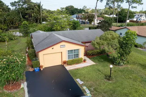 6121 Rainbow Cir, Greenacres, FL 33463