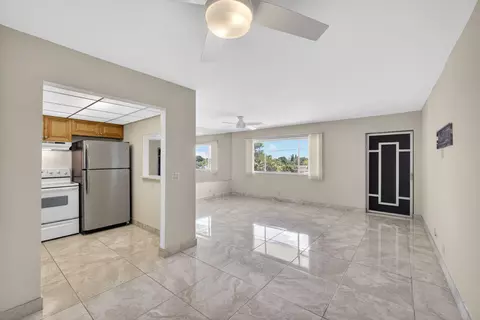 300 S Village Green Cir S #420, Palm Springs, FL 33461