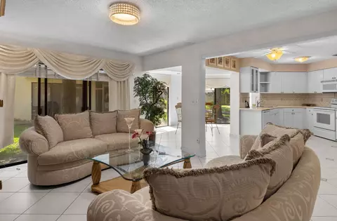 3404 Emerald Oaks Dr #803, Hollywood, FL 33021